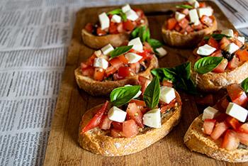 Bruschetta tomate - mozza - jambon cru