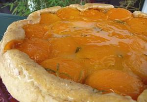 Tarte d'abricots à la noisette et au romarin