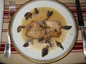 Coq au vin jaune et aux morilles