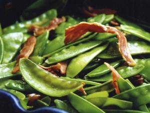 Salade de pois gourmands et canard fumé