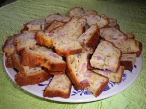 Cake aux poireaux, oignons et lardons