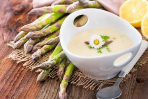 Asperges de Pâques sauce Mousseline