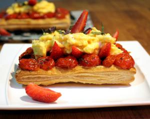 Tarte fine aux oeufs brouillés, fraises & tomates confites